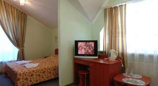 Гостиница Парк-Отель Родос Кореиз Стандартный номер с 2 односпальным кроватями и диваном-1